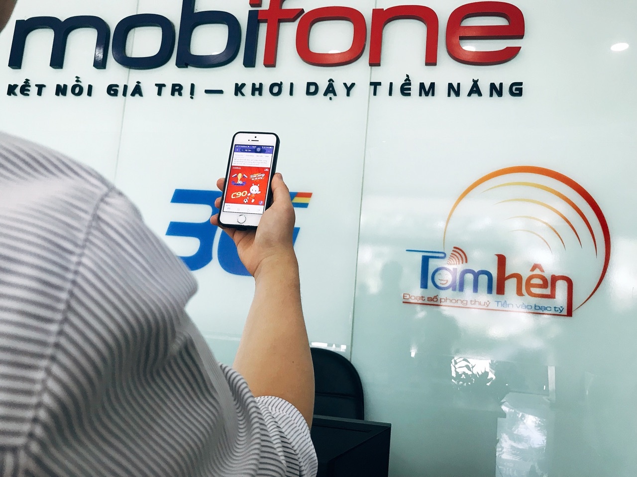 MobiFone thoai von tai TPBank, du kien thu 163,7 ty dong hinh anh