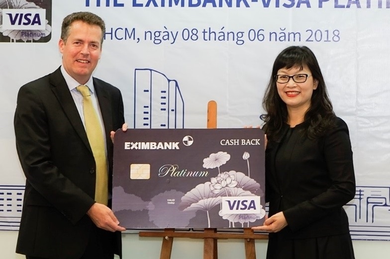 Nhan thuong khi chi tieu bang the Eximbank - Visa Platinum Cash Back hinh anh