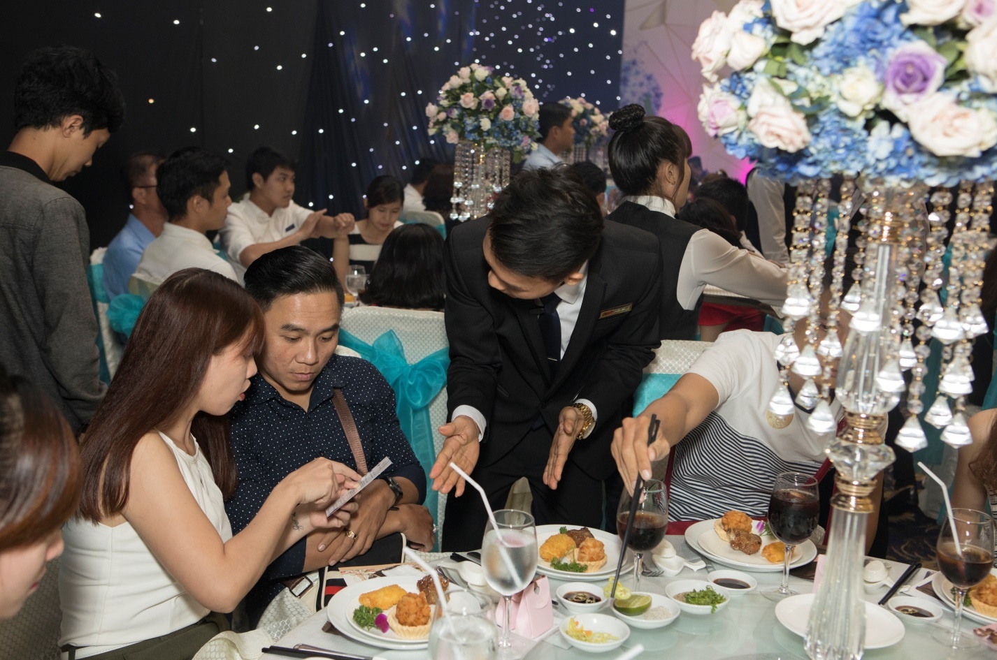 200 cap doi trai nghiem tiec cuoi 'Phuc vi uyen uong' tai Queen Plaza hinh anh