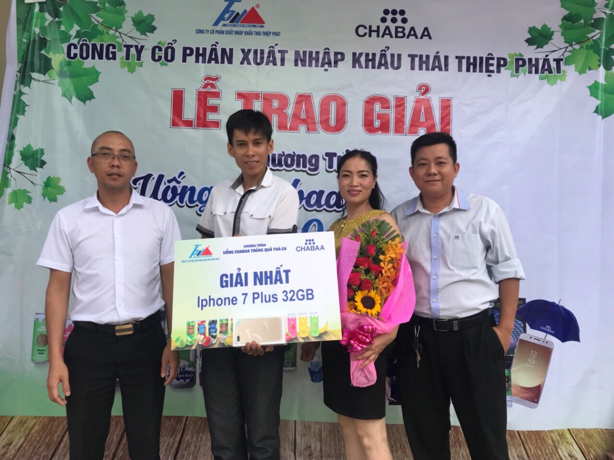 Nhung khach hang may man trung lon tu nuoc trai cay Chabaa Thai Lan hinh anh