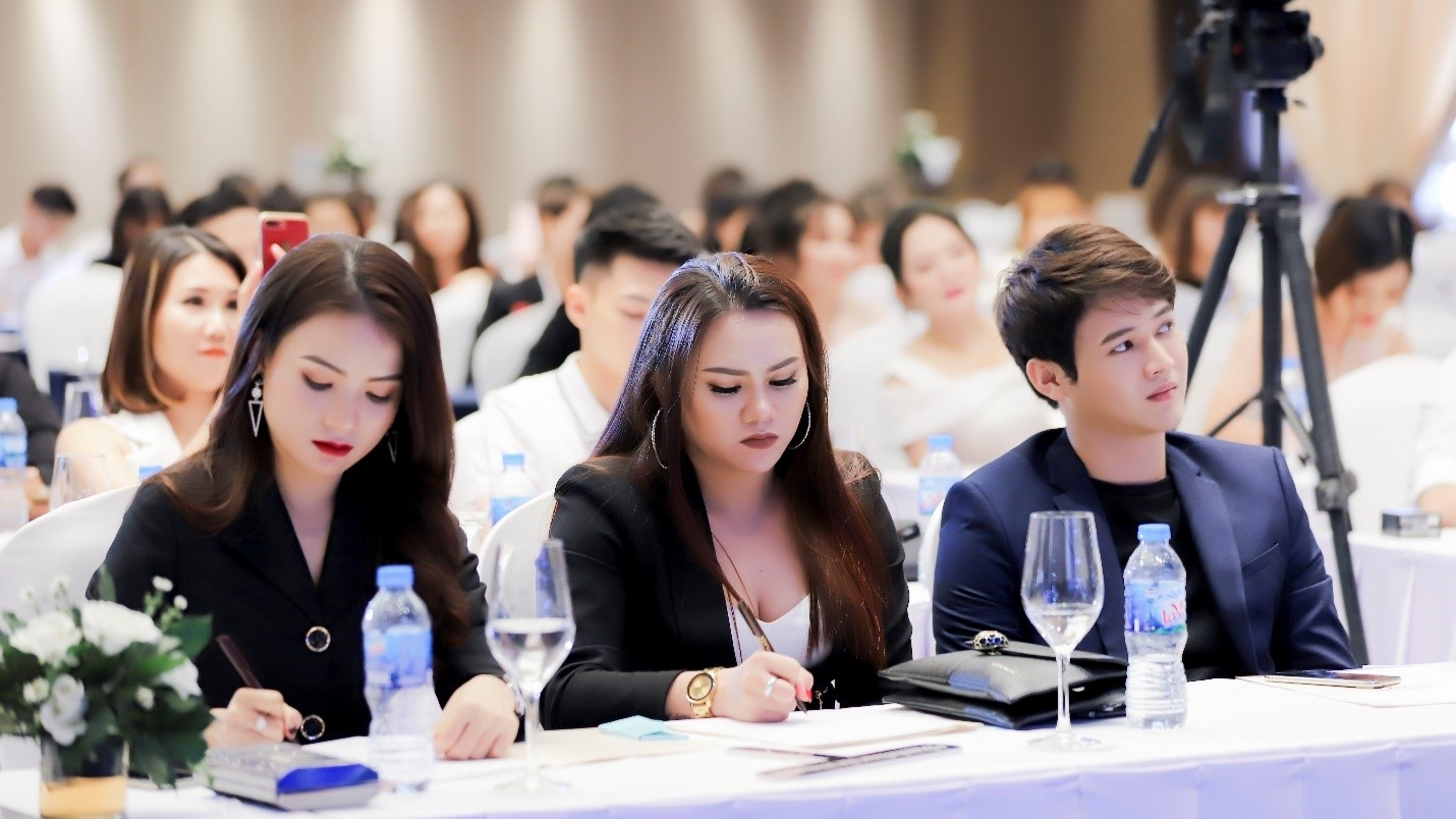 Hoi thao my pham Cenlia: Danh thuc tiem nang - Vuon toi thanh cong hinh anh