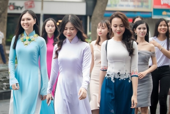 San khau voi chu de rung hoa cua 'Hoa hau Viet Nam 2018' hinh anh