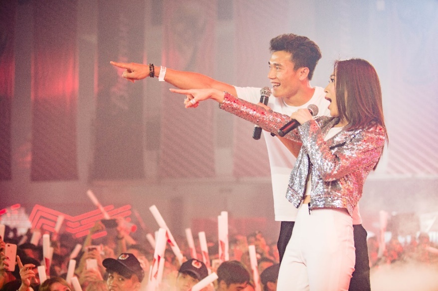 Tien Dung song ca cung My Tam trong buoi xem mo man World Cup hinh anh