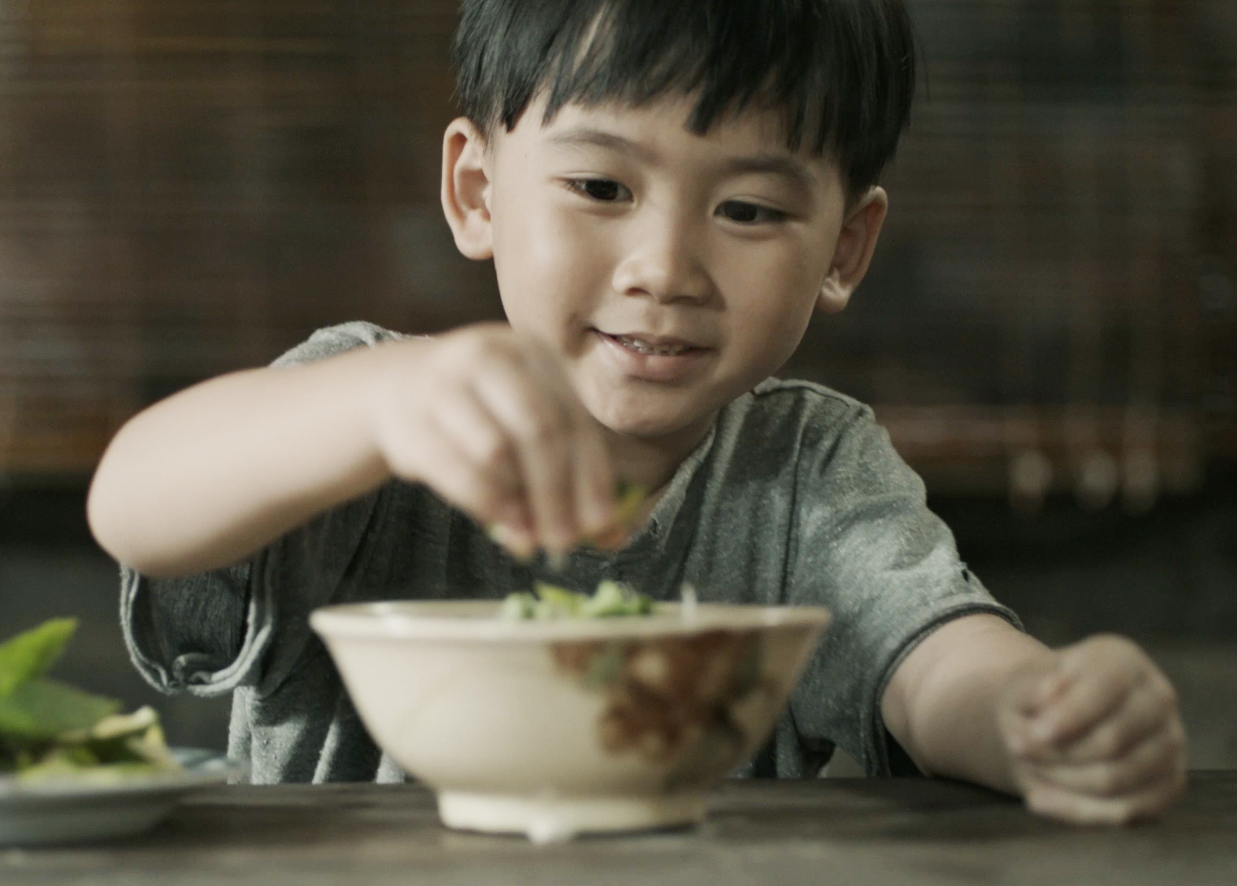 Thong diep 'hanh phuc den tu su hai long' trong phim ngan ve pho hinh anh