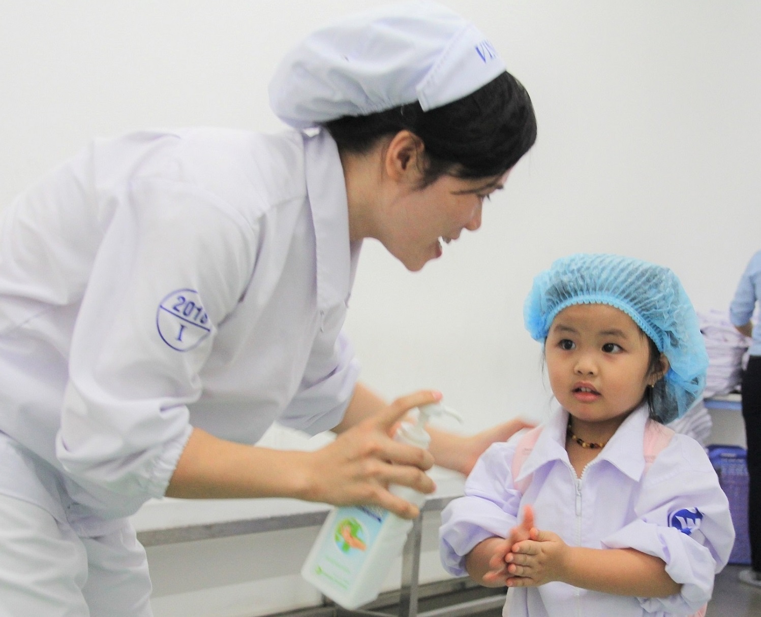 Mot ngay trai nghiem nha may sua cua cac em nho hinh anh