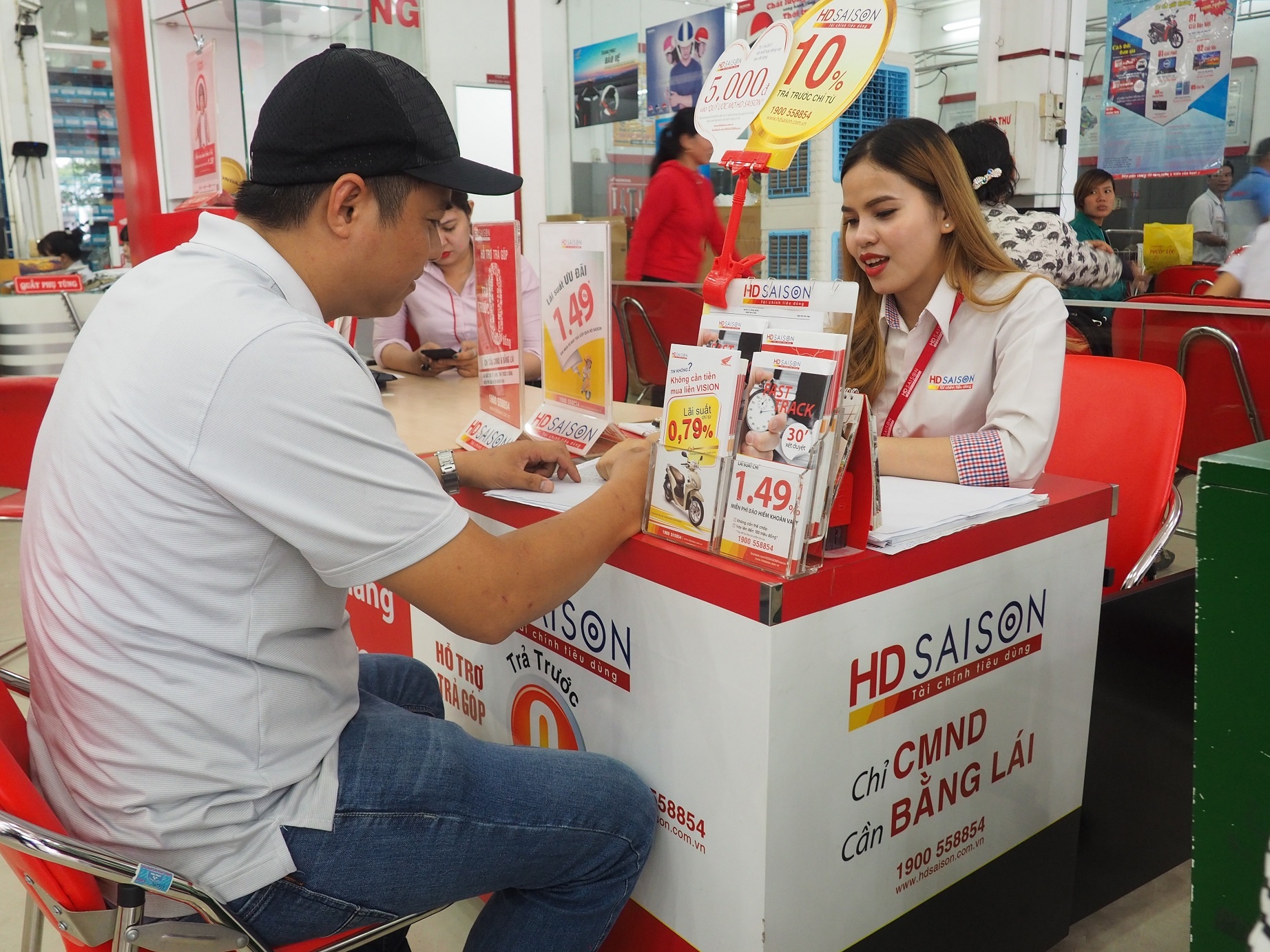 Mua tra gop 0% hut khach mua World Cup hinh anh