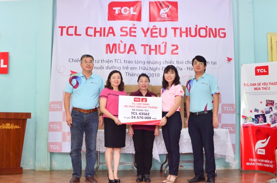 TCL tang TV cho tre mo coi, khuyet tat tai Ha Noi hinh anh