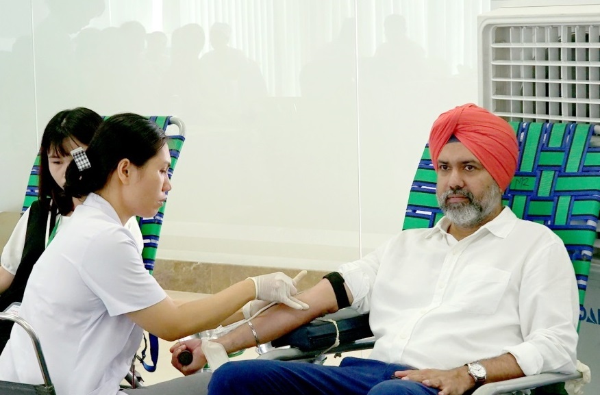 Nguoi nuoc ngoai hao hung tham gia hien mau nhan dao o Viet Nam hinh anh