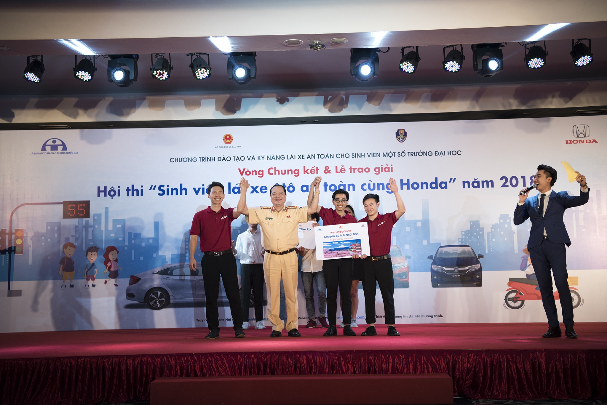 Sinh vien lai xe oto an toan cung Honda anh 1