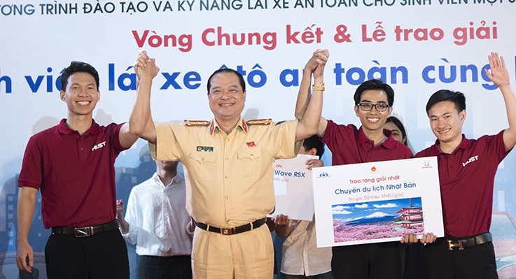 SV Dai hoc Bach Khoa chien thang cuoc thi lai xe oto an toan hinh anh
