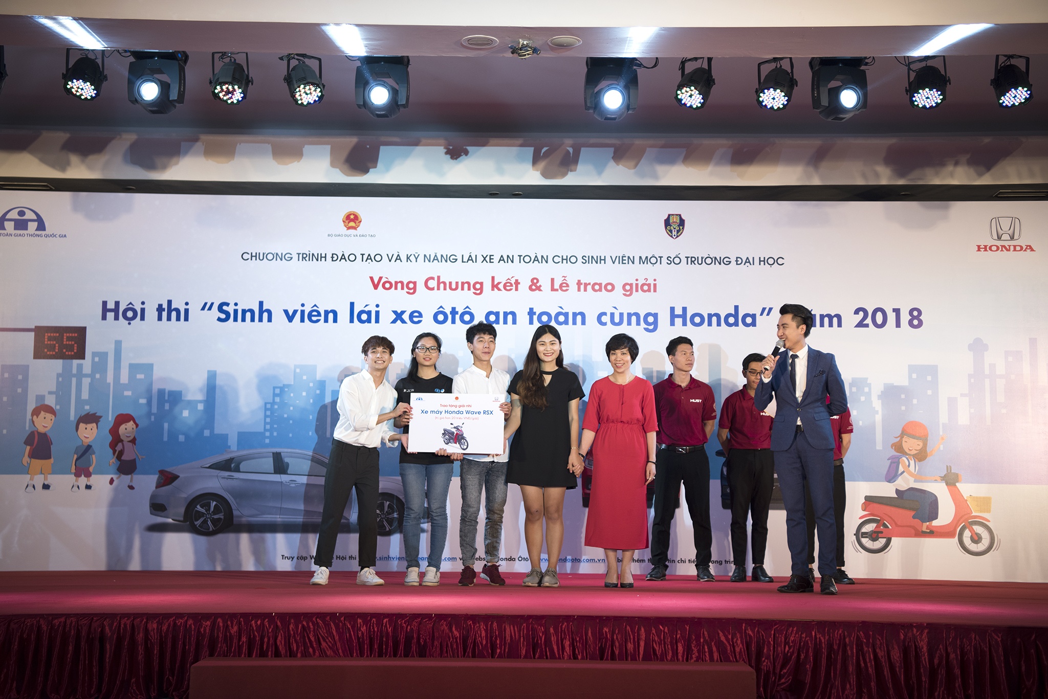 Sinh vien lai xe oto an toan cung Honda anh 2