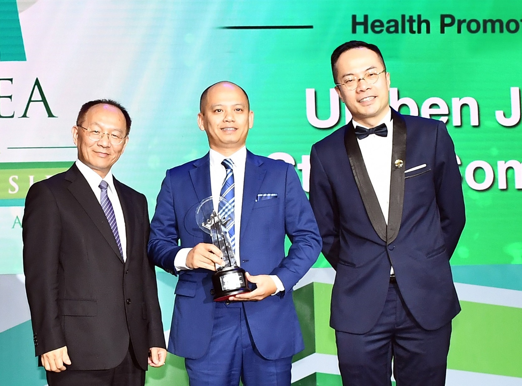 Uniben nhan giai Doanh nghiep trach nhiem chau A hinh anh