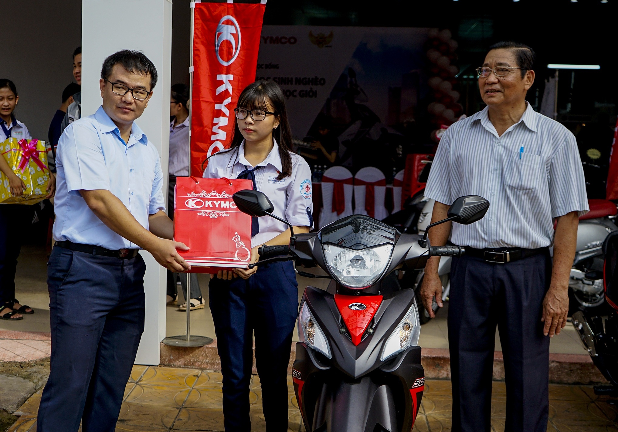 Kymco Viet Nam trao qua cho hoc sinh ngheo dat thanh tich tot hinh anh
