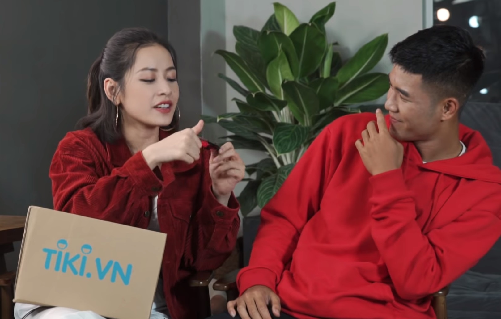 Video - Chi Pu, Duc Chinh tham gia thu thach doan ten my pham hinh anh