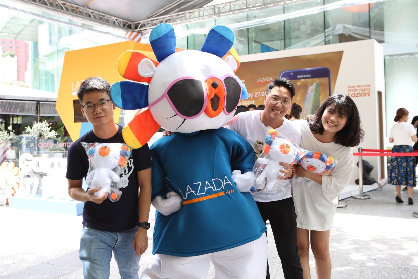 Gioi tre chen chan xep hang tham du 'Check-in Lazada, rinh qua tha ga' hinh anh