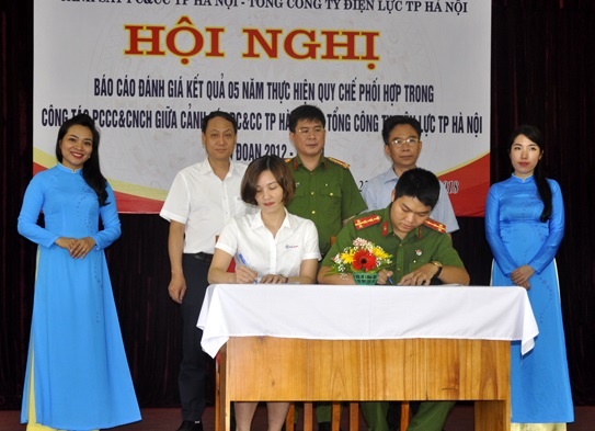 EVN Ha Noi va canh sat PCCC phoi hop thuc hien chua chay, cuu ho hinh anh