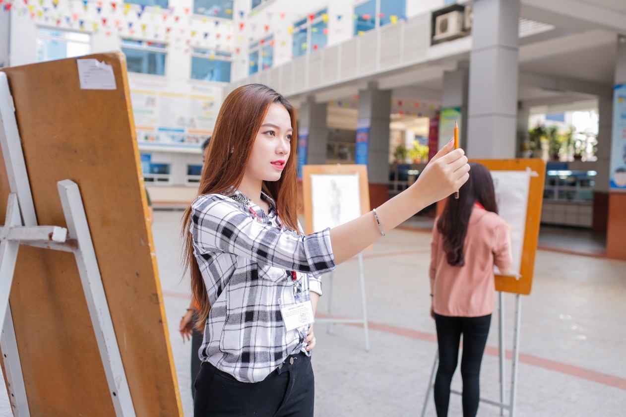 Hutech to chuc cac khoa luyen thi ve mien phi cho thi sinh hinh anh