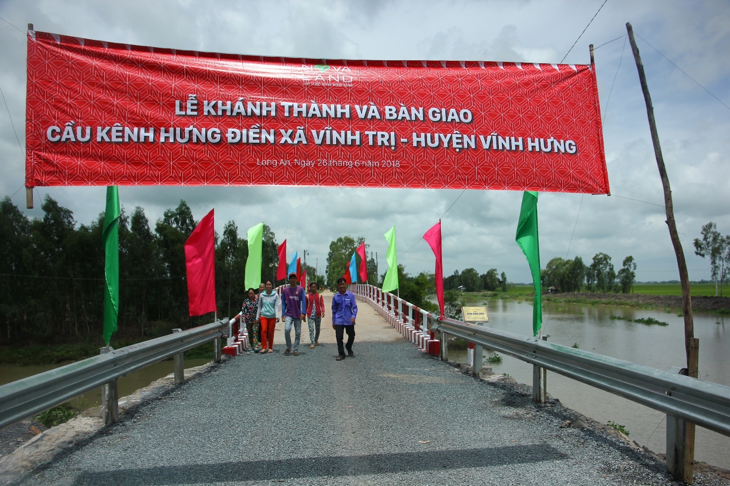 Khanh thanh cay cau moi khu vuc bien gioi tinh Long An hinh anh