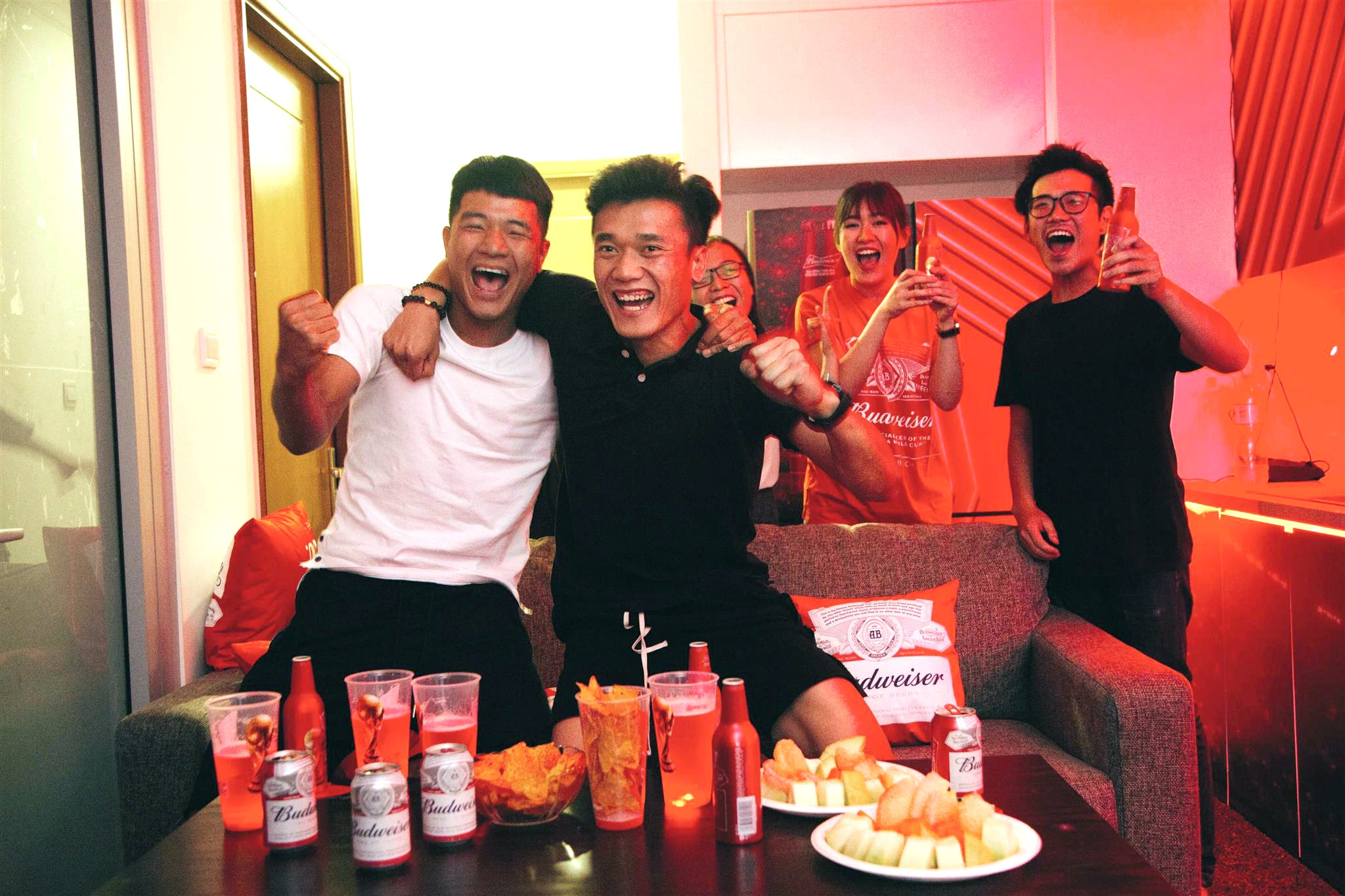 Tien Dung, Duc Chinh ‘quay tai gia’ mua World Cup hinh anh