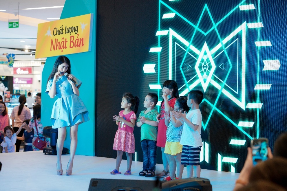 Hoa Minzy di chan dat, so vu dao cung khan gia hinh anh