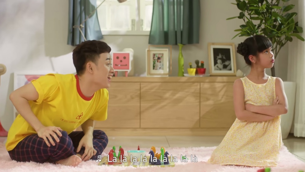 Truc Nhan tinh nghich hoa giai 'mau thuan' gia dinh trong MV moi hinh anh