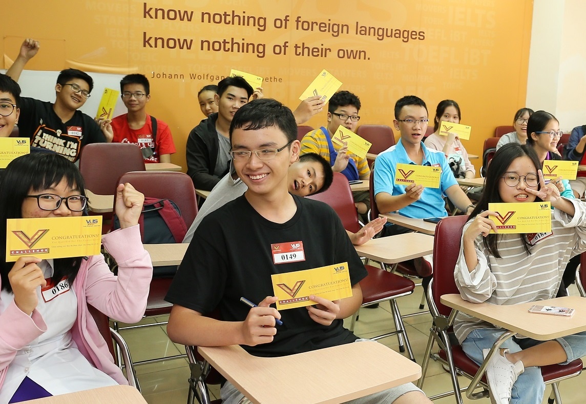 Gan 1.900 ban tre tu tin noi tieng Anh tai cuoc thi V-Challenge hinh anh