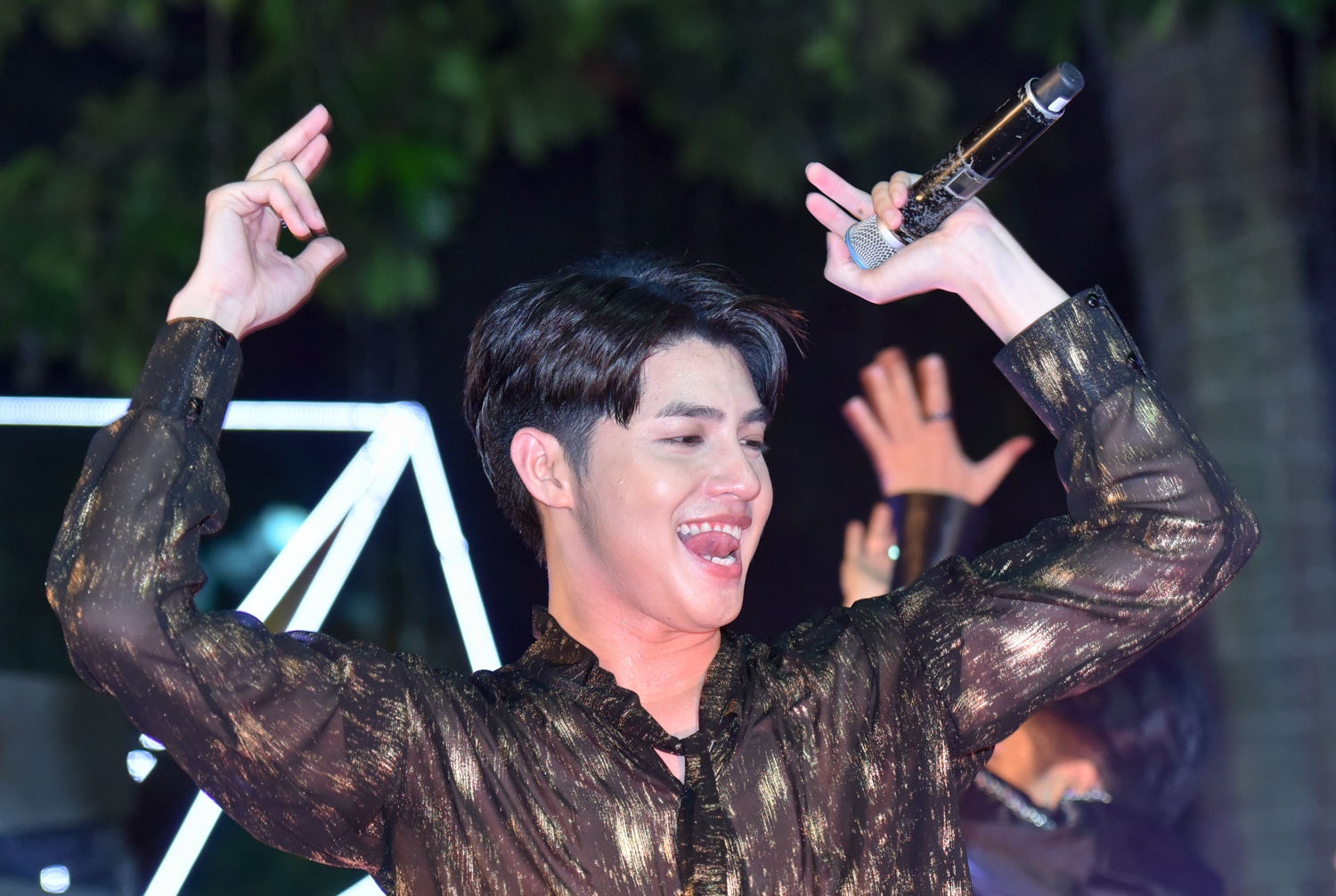 Noo Phuoc Thinh lan dau hat hit moi tai khong gian vo cuc hinh anh