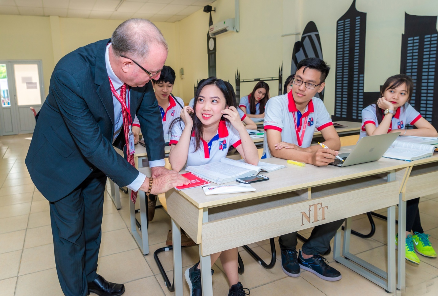 Tieng Anh luu loat tao loi the cho sinh vien moi ra truong hinh anh