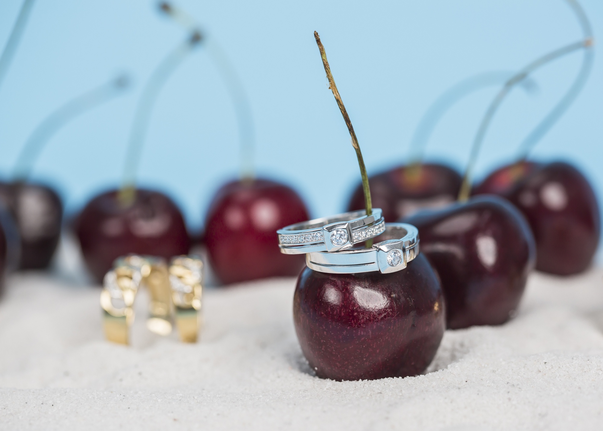 Nhan nha day mau sac voi bo trang suc he hinh anh