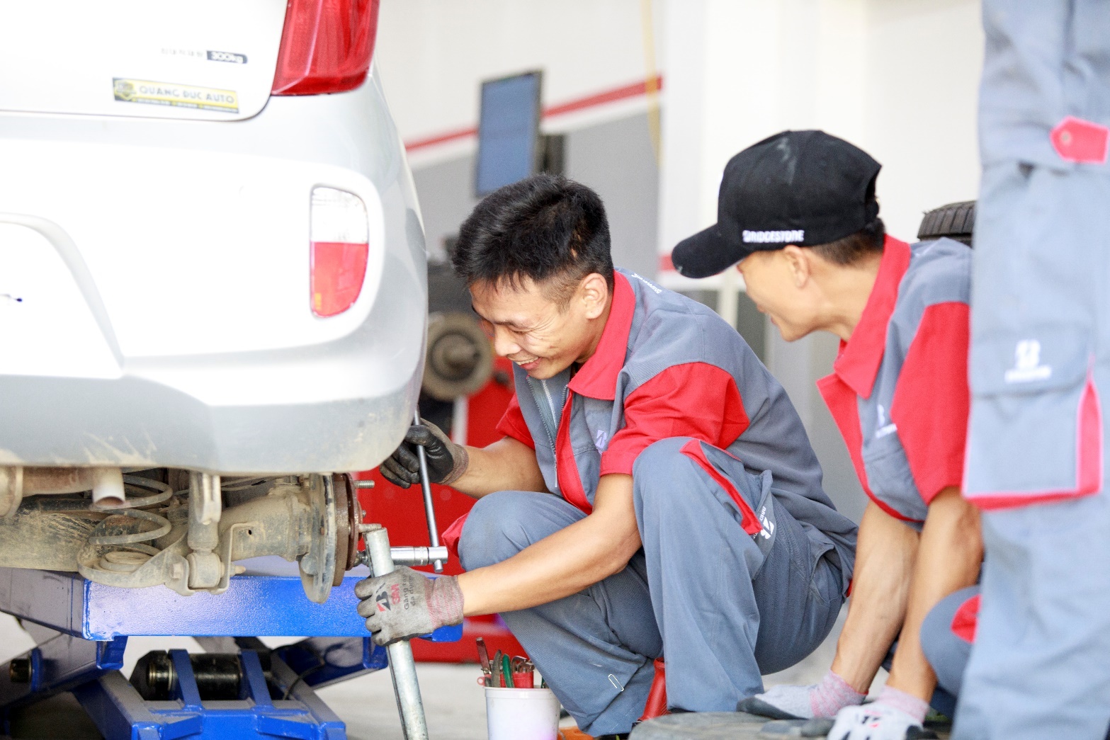 Bridgestone dong loat khai truong 5 B-shop tren ca nuoc hinh anh