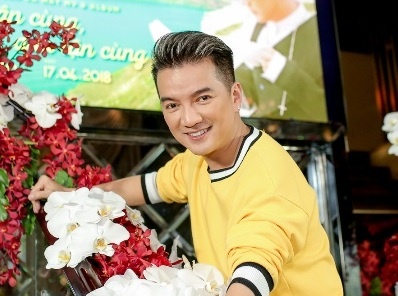 Dam Vinh Hung ru fan lap hoi toi nha xem World Cup hinh anh