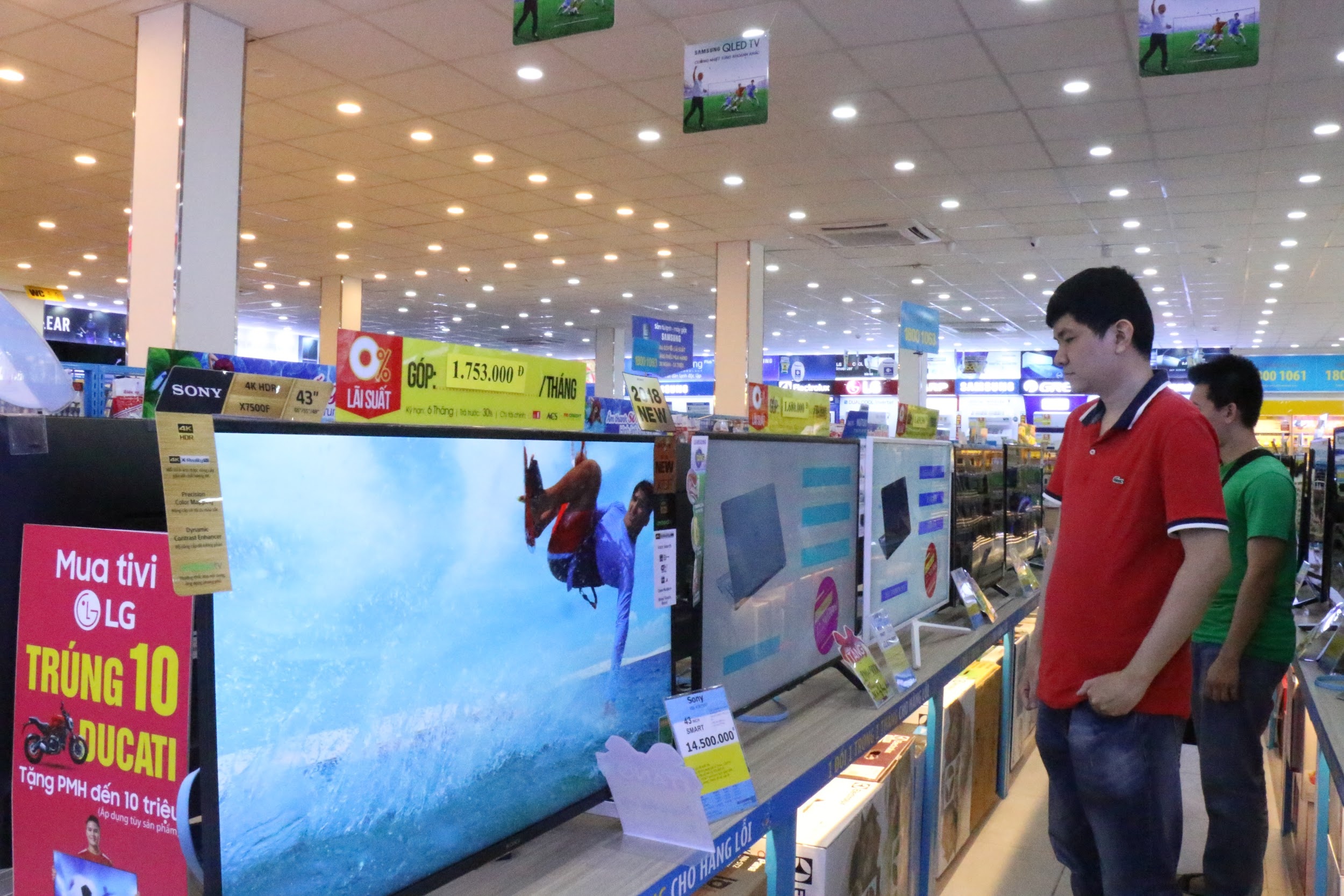 San xe hop 345 trieu dong khi mua TV tai Dien may Xanh hinh anh