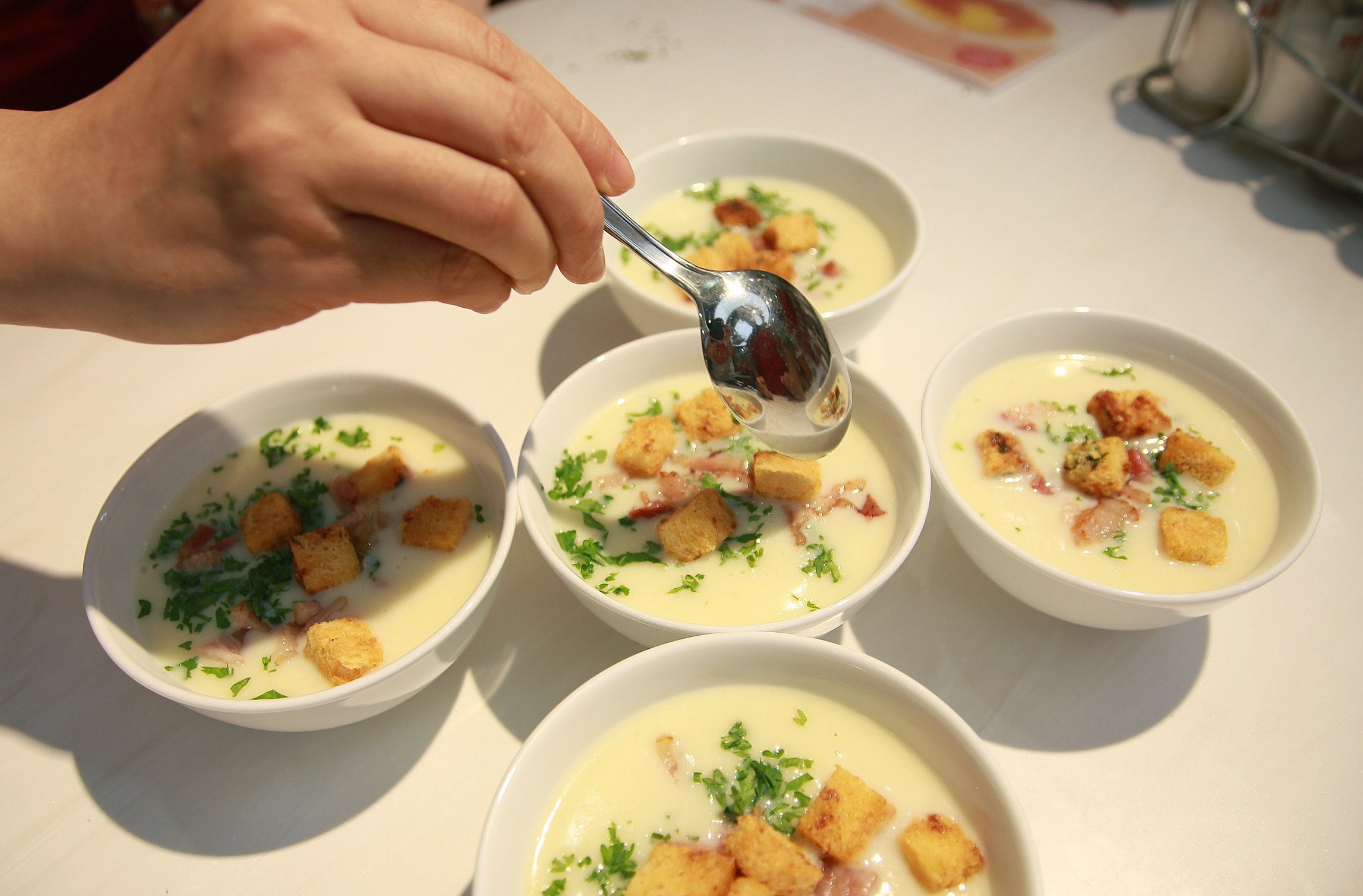 Tham quan lop hoc nau an mien phi cho nguoi lan dau lam me hinh anh