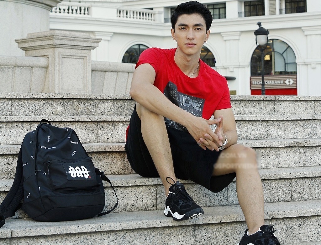 Dien vien Binh An bien hoa phong cach cung Li-Ning hinh anh