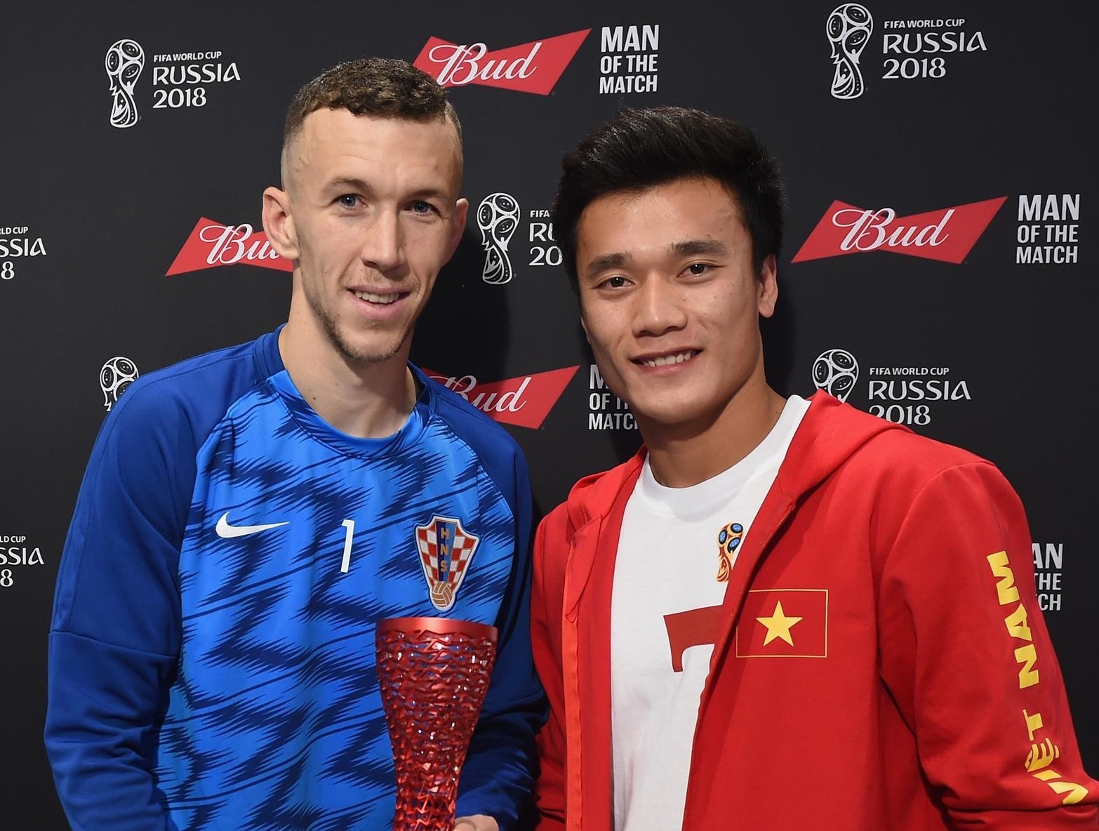 Bui Tien Dung trao giai cau thu choi hay nhat cho tien ve Croatia hinh anh