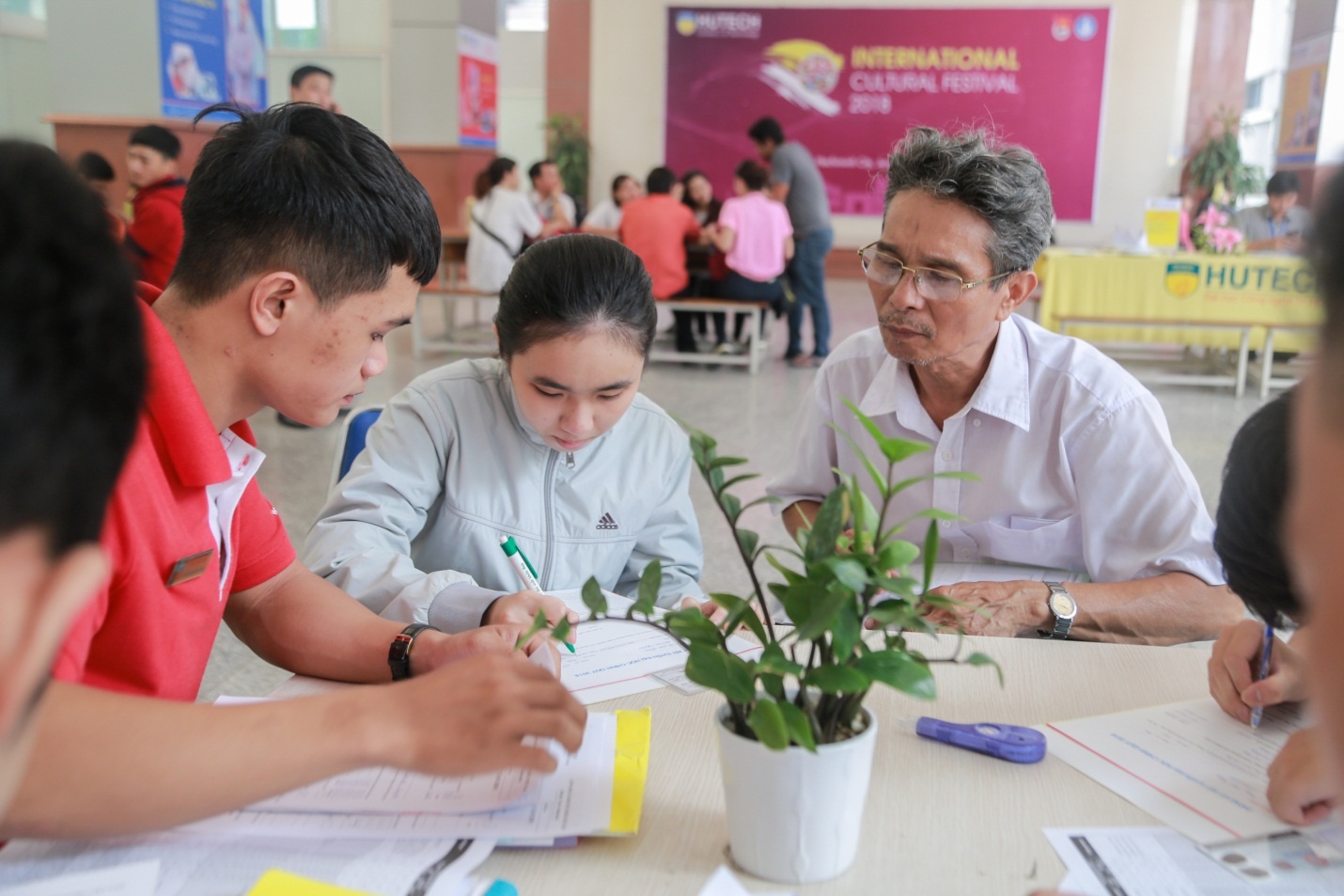 Nen dieu chinh nguyen vong hay xet tuyen hoc ba? hinh anh