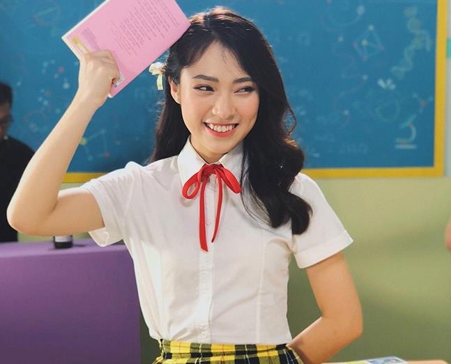 'Hot girl noi 7 thu tieng' tung khung hoang khi thi dai hoc hinh anh