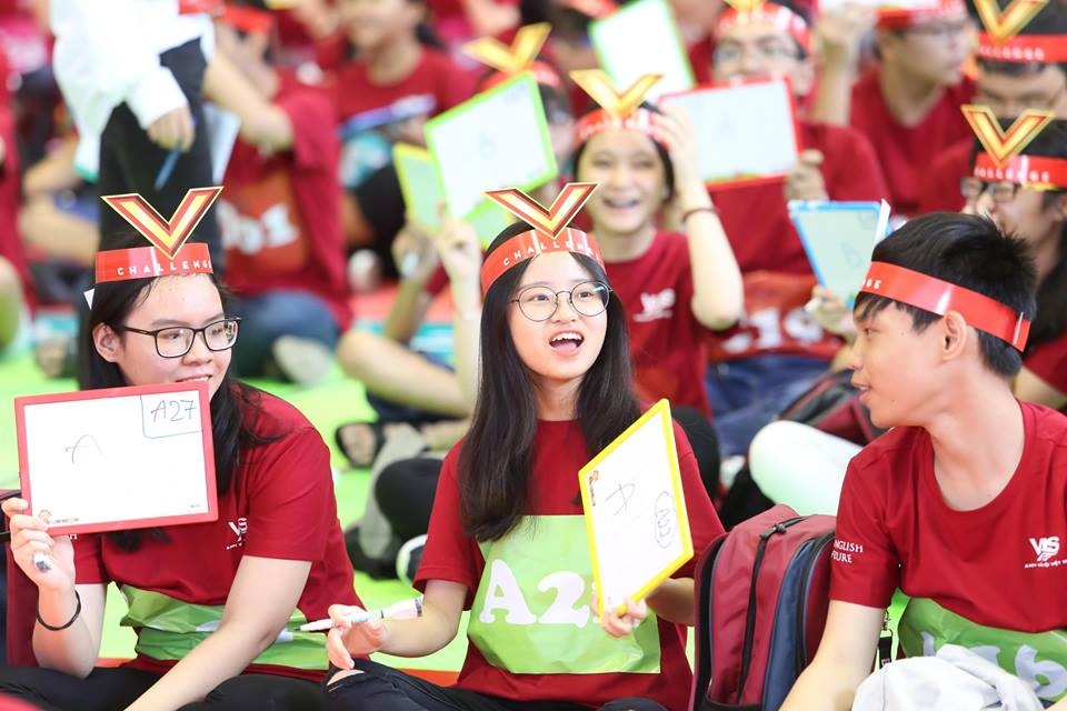 Hon 900 thi sinh doi khang tai dau truong Anh ngu V-challenge hinh anh