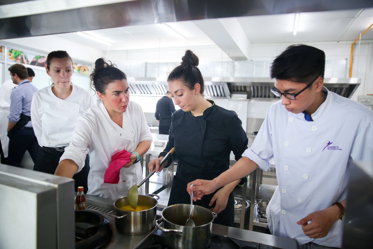 Hoi nhap va khoi nghiep - dac diem nhan dien sinh vien thoi 4.0 hinh anh