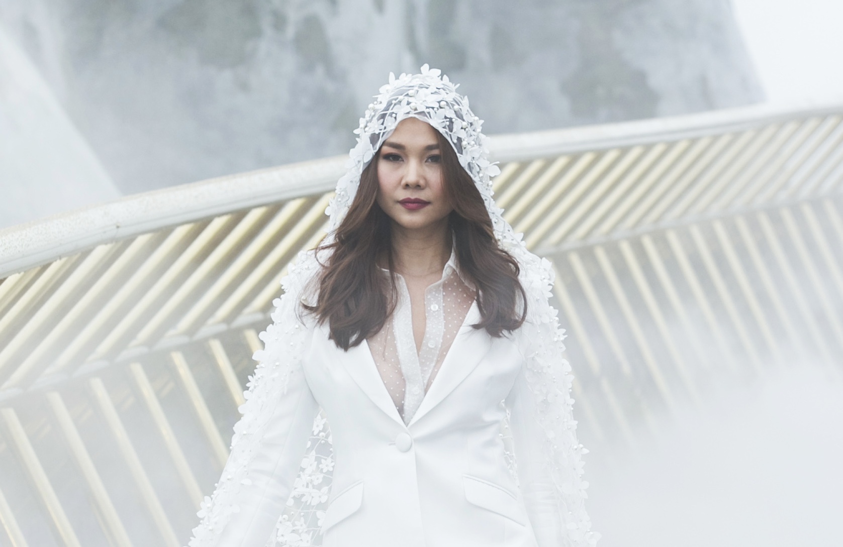 Dan mau Viet catwalk o do cao 1.400 met hinh anh