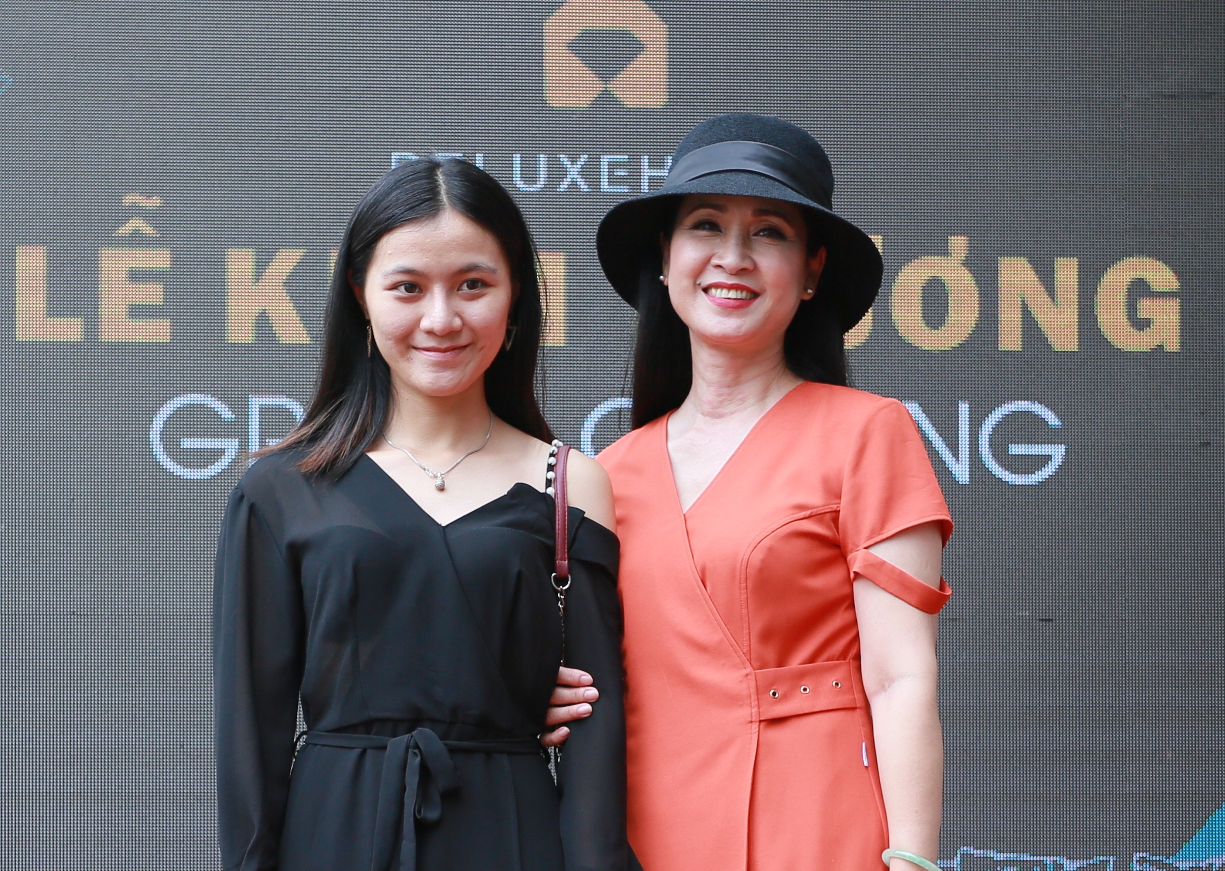 'Me chong' Lan Huong du le khai truong showroom Deluxe Home hinh anh