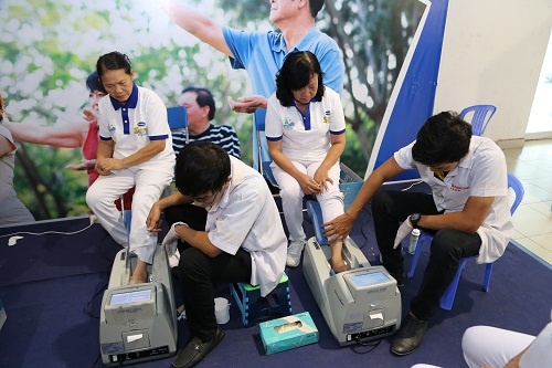 550.000 nguoi cao tuoi tham gia cham soc suc khoe cung Vinamilk hinh anh