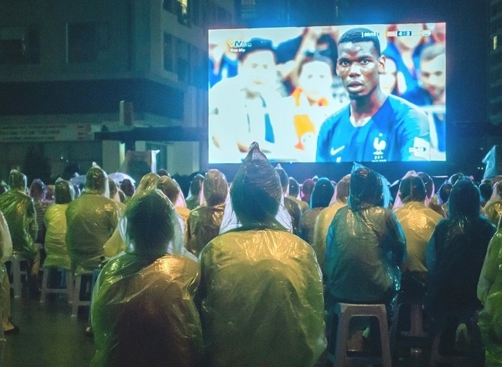 Xem bong da tap the - trai nghiem kho quen cua cu dan Vinhomes hinh anh