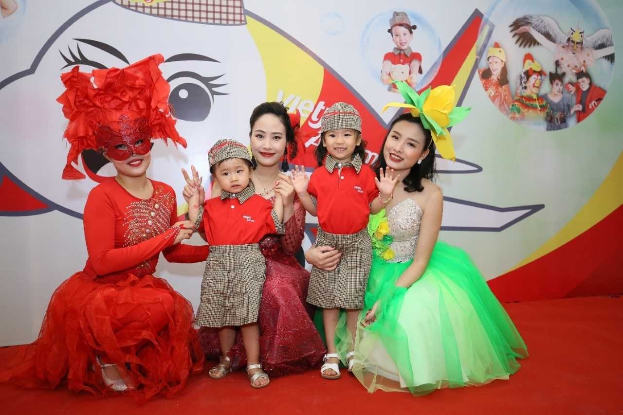 Cac em nho hoa tiep vien Vietjet trong ‘Bay len nhung uoc mo’ hinh anh