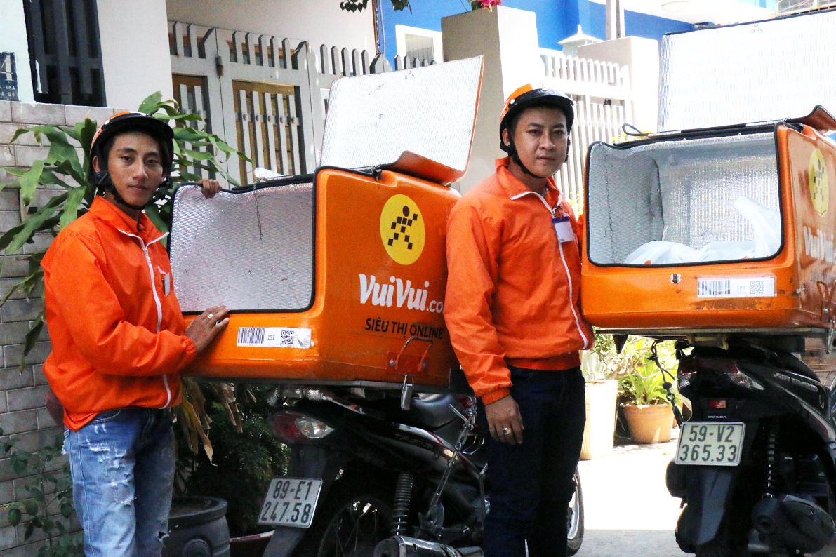 Vuivui.com tuyen nhan vien giao hang, len xe la co tien hinh anh