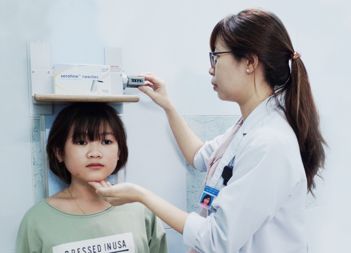 Tre tuoi day thi kho tang chieu cao: Co the thieu hormone tang truong hinh anh