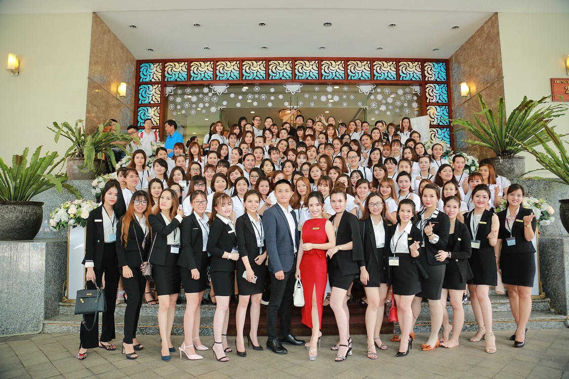 Hon 300 co gai quy tu tai buoi ket noi khach hang cua soHERBs hinh anh