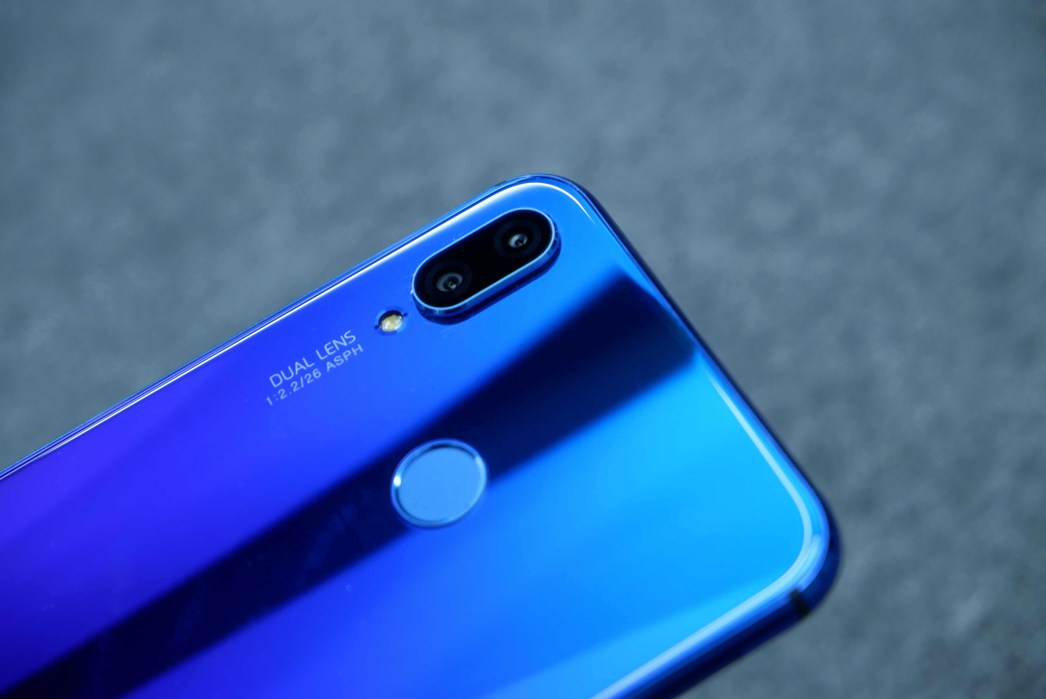 Nova 3i 4 camera AI, thiet ke doc dao sap ban o Viet Nam hinh anh