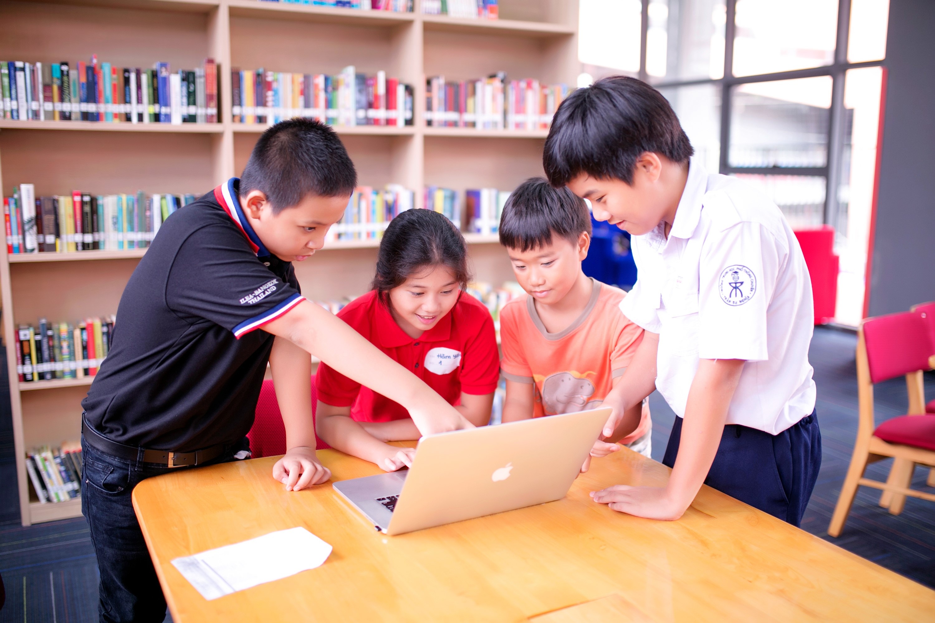 Chap canh uoc mo thuong gia tai ngay hoi CEO Kids 2018 hinh anh