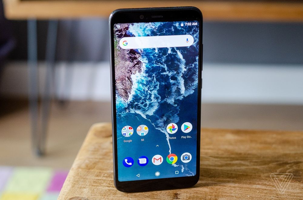 Xiaomi ra Mi A2 va A2 Lite - camera kep AI, cau hinh tot, Android One hinh anh